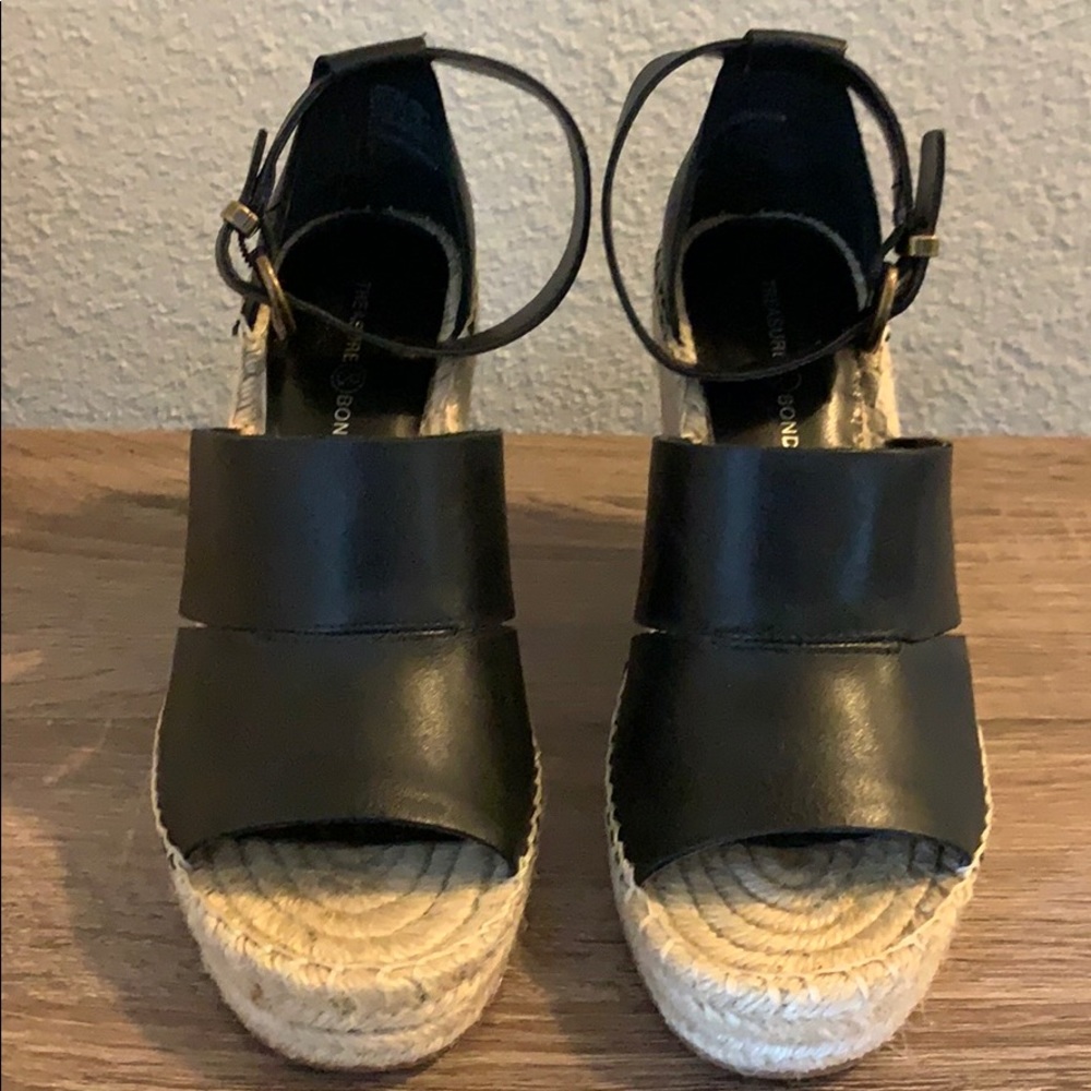 Like New Treasure and Bond Black Wedge Sandals